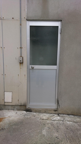 【 有限会社 マルタ新居商店 】 工場内のトイレのドアを交換！！（ 徳島市・S様 ）
