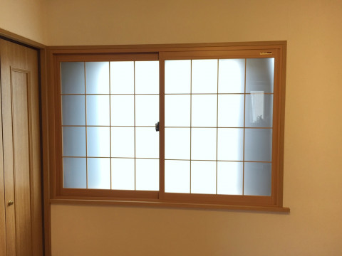 出窓に断熱、防音などの効果が高い内窓を付けました。